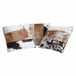 Coussin carré en peau de vache, garni et déhoussable. S'agissant de peau de vache véritable, chaque pièce est unique et nos p ...