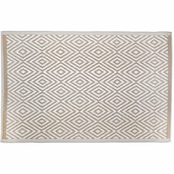 Description générale Sublimez votre terrasse avec ce tapis d'extérieur beige à motif diamants, fabriqué à partir de polypropy ...