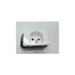 Legrand - Prise 2P+T 16A blanche format 45mm à clipsage direct pour goulotte raccordement latéral Prog mosaic 077101
