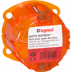 La boîte à encastrer Batibox multimatériaux 1 poste, d'une profondeur de 50 mm, constitue une solution particulièrement polyv ...