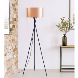 Ce lampadaire trépied cuivré et noir de la collection VICKA est l'idéal pour compléter votre décoration intérieure. Grâce à s ...