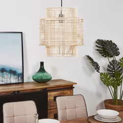 Ajoutez de la chaleur à votre décoration d'intérieur avec cette suspension en rotin naturel . Ce luminaire se distingue par s ...
