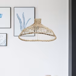 Cette suspension en bambou naturel confère un style zen et moderne à votre intérieur. Ce modèle se caractérise par un abat-jo ...