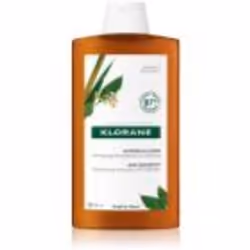 Adieu pellicules, et ne revenez plus. Dès la première utilisation, le shampoing hydratant anti-pelliculaire Klorane Galanga é ...