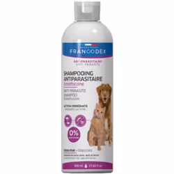 Le SHAMPOOING ANTIPARASITAIRE DIMÉTHICONE POUR CHIEN ET CHAT possède une action mécanique immédiate sur les parasites : le di ...