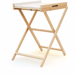La table à langer pliante ESSENTIEL pour bébé Une table à langer en bois compacte qui se range simplement grâce à son système ...