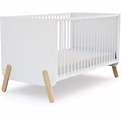 Le lit bébé évolutif PIRATE 70 x 140 cm Ce lit bébé transformable s'adapte à tous les âges de bébé et l'accompagne pour de no ...