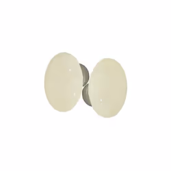 Ensemble de poignées doubles ovales en porcelaine écrue sur une cuvette nickelée brossée.