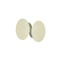 Ensemble de poignées doubles ovales en porcelaine écrue sur une cuvette nickelée brossée.