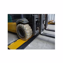 Protection rigide pour câbles et tuyaux (2 x Ø 35 mm et 3 x Ø 30 mm), en caoutchouc noir antidérapant avec capot amovible en  ...