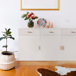 Beau buffet contemporain Coloris TAUPE CLAIR & OR Conçu pour être élégant, pratique et abordable, le buffet NESTOR est un exc ...