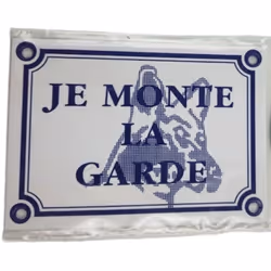 Petite plaque fabriqué en France. "Je monte la garde". Dimensions : 14 cm x 10 cm fond blanc ecriture bleu. Petite plaque fab ...