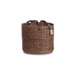 Description générale Ce panier en jacinthe d'eau tressée à la main est à la fois esthétique et pratique. Sa couleur marron s' ...