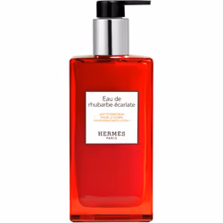 LA CRÉATION
Eau de rhubarbe écarlate incarne la fraîcheur joyeuse et généreuse des colognes sous la forme d'un lait hydratant ...