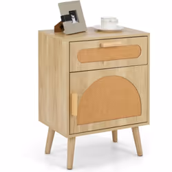 À propos de cet article 【Design Bohème】La table de chevet bois est dotée d’un tiroir et d’une porte décorées en rotin. La com ...