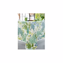 Nappe en toile cirée 90% PVC et 10% polyester, imperméable, vernis anti-tache. Se nettoie d'un coup d'éponge.