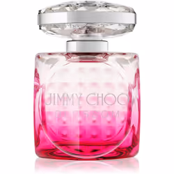 Les framboises délicates, les baies rouges juteuses et la rose en fleur associées à une bonne dose de tempérament et à une to ...