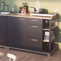 Organisez votre cuisine à l'aide de ce meuble de cuisine 1 porte 3 tiroirs effet chêne et noir mat - KITCHY. Il est conçu pou ...