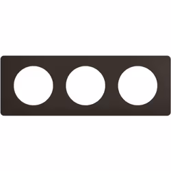 La plaque Céliane 3 postes en finition noir mat offre une solution esthétique et moderne pour vos installations multipostes. ...