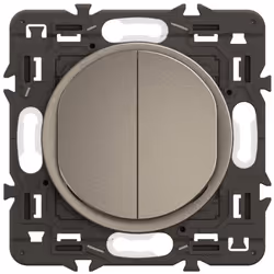 L’interrupteur ou va-et-vient + poussoir Céliane avec enjoliveur Titanium et support est la solution parfaite pour ceux qui r ...