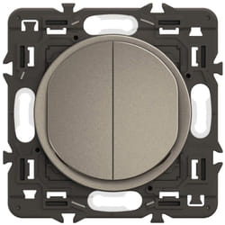 Interrupteur ou va-et-vient + poussoir Céliane - Enjoliveur Titanium et support - Legrand