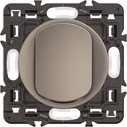 Le poussoir lumineux Céliane de Legrand, livré avec un enjoliveur finition Titanium, un support et un voyant intégré, allie r ...