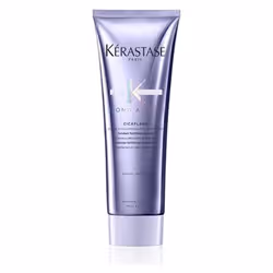 Devancez l’appel au secours de vos cheveux en leur apportant des nutriments bien avant qu’ils ne vous fassent savoir leur détresse en perdant leur douceur. Le soin tout en profondeur pour cheveux décolorés et méchés Kérastase Blond Absolu Cicaflash régénère intensément vos cheveux grâce à un gel laiteux violet spécialement développé pour les cheveux blonds. Essayez ce soin aussi efficace qu’un masque et aussi léger qu’un conditionneur.