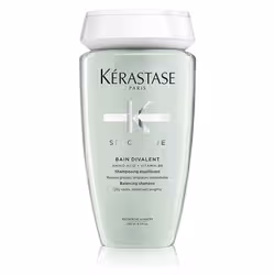 Le bain Kérastase Spécifique Bain Divalent est conçu pour le soin des cheveux ayant tendance à être gras au niveau des racines et fragiles sur leurs longueurs. Ce soin redonne de l’équilibre aux cheveux