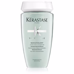 Le bain Kérastase Spécifique Bain Divalent est conçu pour le soin des cheveux ayant tendance à être gras au niveau des racine ...