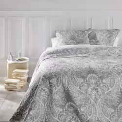 Dessus de lit 240 x 260 cm Marie Gris + 2 housses de coussins. Habillez votre lit d'un élégant et chaleureux dessus de lit im ...