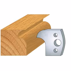 Jeu de 2 fers Hauteur 40mm Entr'axe 24mm Epaisseur 4mm Congé et quart de rond rayon 12mm Fers réaffutables Se monte sur porte ...