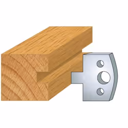 Jeu de 2 fers Hauteur 40mm Entr'axe 24mm Epaisseur 4mm Rainure 10mm Fers réaffutables Se monte sur porte outils 40 et 50mm en ...