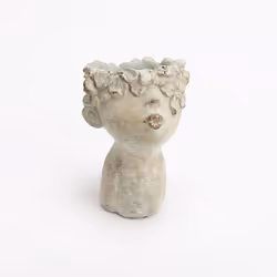 Ce joli cache-pot représentant en enfant faisant un bisou est idéal pour magnifier vos plantes et votre décoration de jardin. ...