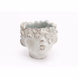 Ce joli cache-pot représentant en enfant faisant un bisou est idéal pour magnifier vos plantes et votre décoration de jardin. ...