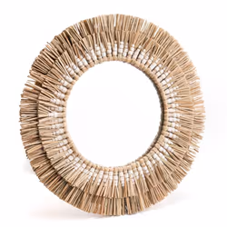 Ce joli miroir en paille est idéal pour une décoration bohème chic. Composez une création murale originale en ajoutant des mi ...