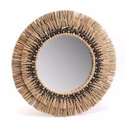 Ce joli miroir en paille est idéal pour une décoration bohème chic. Composez une création murale originale en ajoutant des mi ...