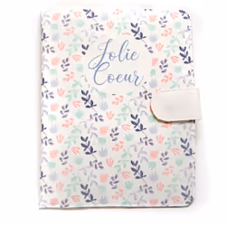 Adoptez cette magnifique pochette destinée au carnet de santé de la collection Lila. Rassurez-vous, elle protègera les indisp ...
