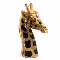Cette tête de girafe dorée et tachetée grand modèle est un produit de décoration d'intérieur qui apporte une touche d'exotism ...
