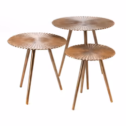 Apportez une touche d'éclat à votre intérieur avec le set de 3 bouts de canapé Soleil Or. Conçus en métal doré, leurs plateau ...