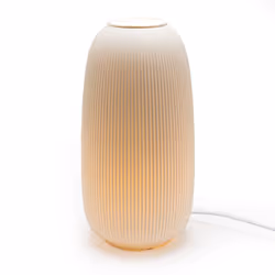 Pour un esprit cosy, cette jolie lampe en porcelaine est idéale pour apporter une touche de décoration à votre intérieur. Sur ...