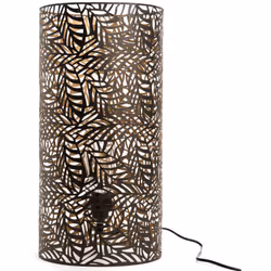 Eclairez votre intérieur d'une touche de design grâce à cette lampe de la collection Justine. Pourvue d'un contour en métal,  ...
