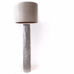 La lampe Ilan se dresse majestueusement à 171 cm, créant ainsi un point focal attrayant dans n'importe quelle pièce. La lampe ...