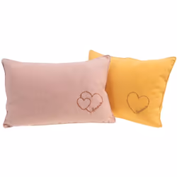 Ajoutez une touche de tendresse et de bonheur à votre intérieur avec notre set de 2 coussins cœur brodés en lin, dimensions 4 ...