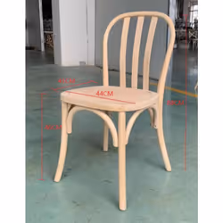 Découvrez notre élégante chaise en bois, un mélange parfait de design intemporel et de confort. Conçue pour s'intégrer harmon ...