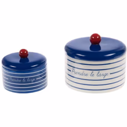 Apportez une touche de fraîcheur maritime à votre décoration avec ce set de 2 boîtes Marinière en céramique, signé Amadeus. C ...