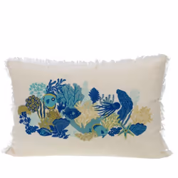 Plongez dans l'univers marin avec le coussin Manatea de la collection Amadeus. Son blanc éclatant met en valeur un magnifique ...