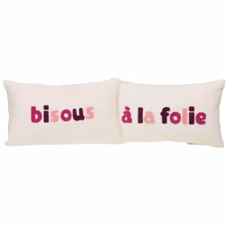 Apportez une touche de tendresse à votre intérieur avec ce coussin raffiné. Son enveloppe 100% coton blanc offre douceur et é ...
