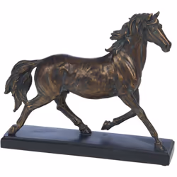 Apportez une touche d'élégance et de dynamisme à votre décoration avec ce cheval en résine sur socle, au réalisme saisissant  ...