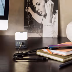 Station de charge USB - LIVOO - Hub 3 ports USB + 1 port USB-C - Blanc - 6x6x8 cm