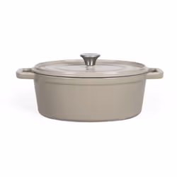 La cocotte ovale, de Livoo MEP129G 4.5 litres en fonte émaillée qui permet de répartir de façon homogène la chaleur afin de r ...